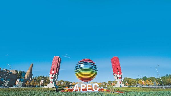 2014年APEC会议期间，天高云淡，秋色怡人，位于北京中轴线上的APEC花坛在蓝天下更显靓丽，以最美丽的姿态欢迎四方宾朋。