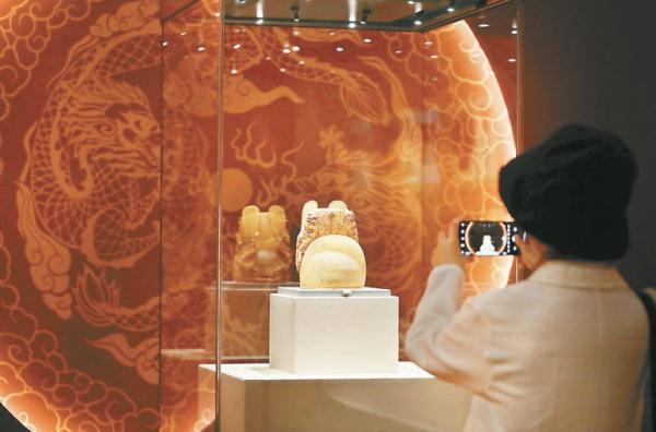 明十三陵展出了多件精美展品，包括萬曆皇帝佩戴過的金翼善冠等。
