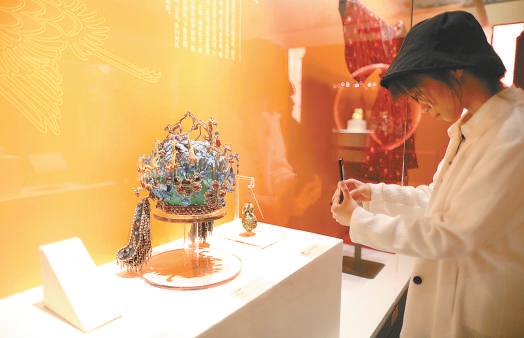 明十三陵展出了多件精美展品，包括萬曆皇帝佩戴過的金翼善冠等。