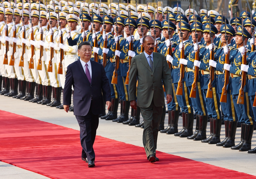 5月15日下午，国家主席习近平在北京人民大会堂同来华进行国事访问的厄立特里亚总统伊萨亚斯举行会谈。这是会谈前，习近平在人民大会堂东门外广场为伊萨亚斯举行欢迎仪式。
