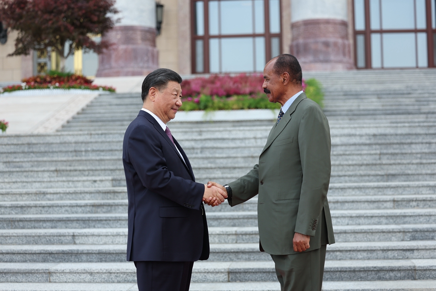 5月15日下午，国家主席习近平在北京人民大会堂同来华进行国事访问的厄立特里亚总统伊萨亚斯举行会谈。这是会谈前，习近平在人民大会堂东门外广场为伊萨亚斯举行欢迎仪式。
