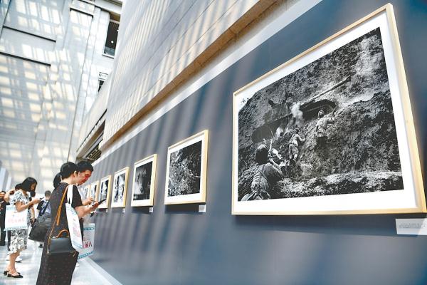 7月27日，在抗美援朝战争胜利70周年之际，“现场与在场——张崇岫抗美援朝摄影作品展”在中国人民革命军事博物馆开幕。