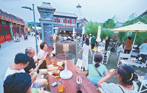 8月10日，2023文化西城宮門口東西岔美食節開幕。市民品嘗精釀啤酒、美味小食。