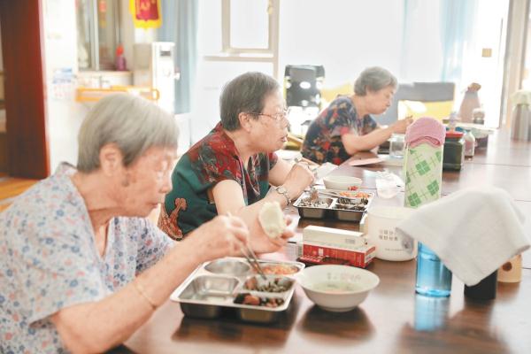 八角街道八角南里社区养老驿站提供的助餐服务为老年人带来很大便利。