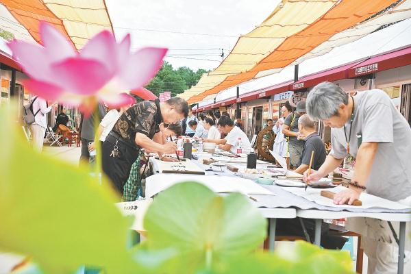 8月26日，在中国宋庄艺术市集，艺术家现场进行创作。