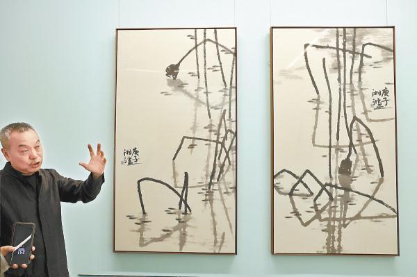 陳湘波在展覽現場介紹作品創作理念。